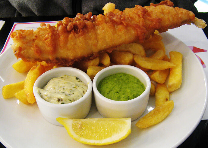 1280px-Fish,_chips_and_mushy_peas